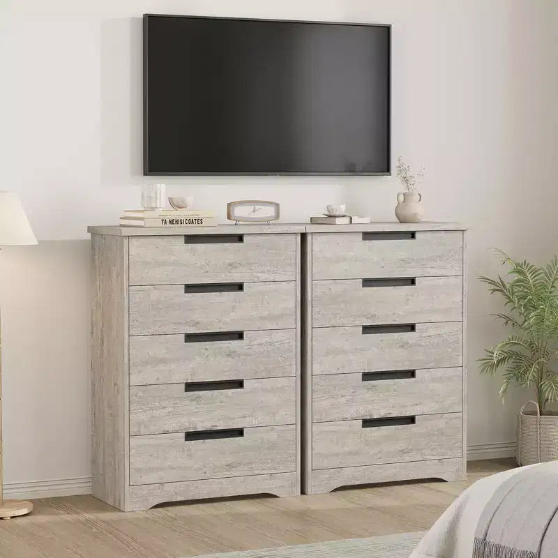 Commode en bois grise à 5 tiroirs avec poignées intégrées