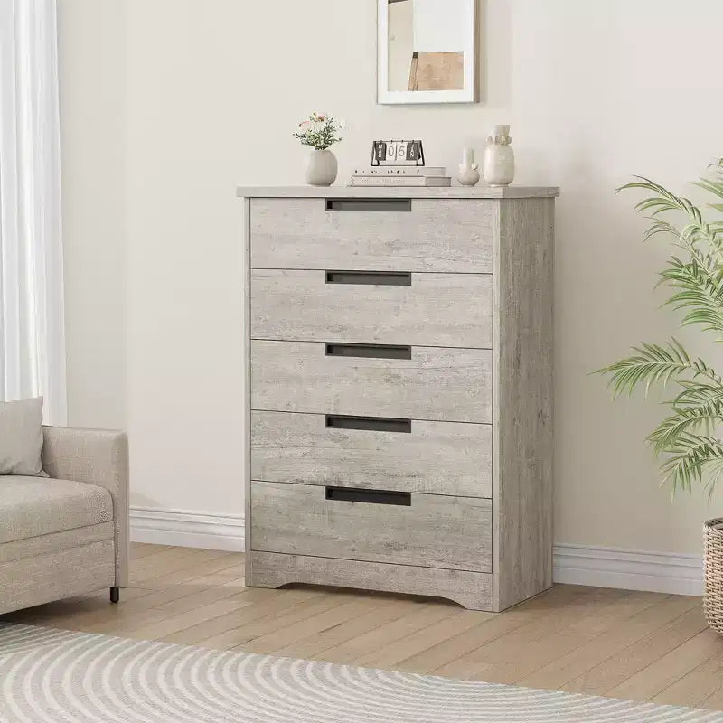 Commode en bois grise à 5 tiroirs avec poignées intégrées