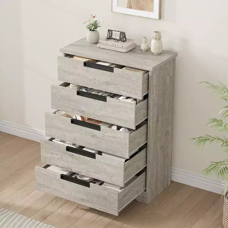 Commode en bois grise à 5 tiroirs avec poignées intégrées